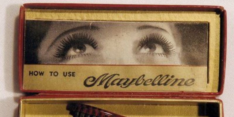 T. L. Williams v roce 1913 vyrobil řasenku z antracitového prášku a kosmetické vazelíny a pojmenoval ji po své sestře Mabel –  Maybelline.