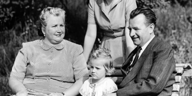 Marta Gottwaldová s manželem, dcerou a vnučkou