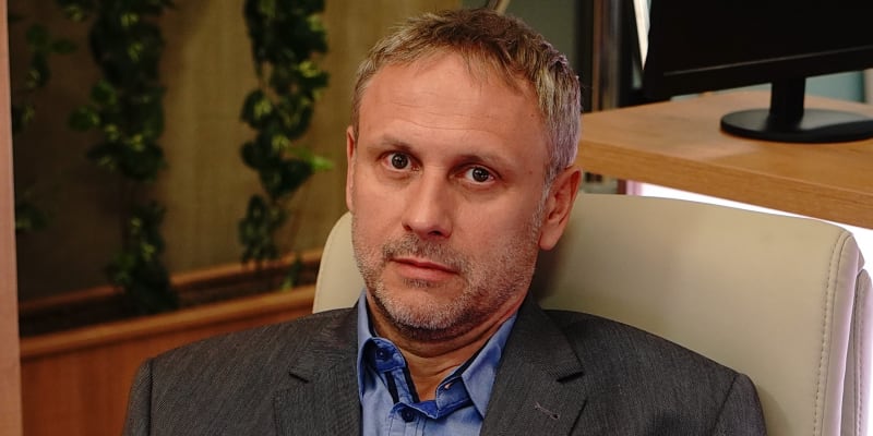Igor Chmela jako ředitel rubavské nemocnice. 