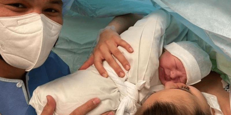 Monika se na Instagramu pochlubila i fotografií z porodnice s čerstvě narozenou Ruminkou a Makhmudem.