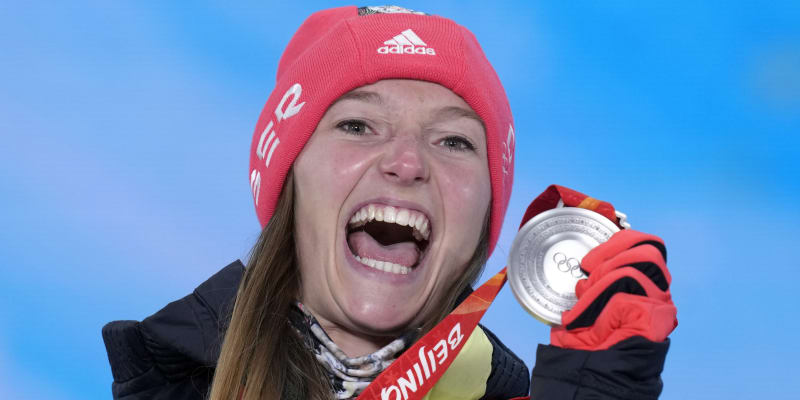 Katharina Althausová pouhý den před smíšenými skoky slavila stříbrnou medaili. Její výraz o den později byl diametrálně odlišný. 