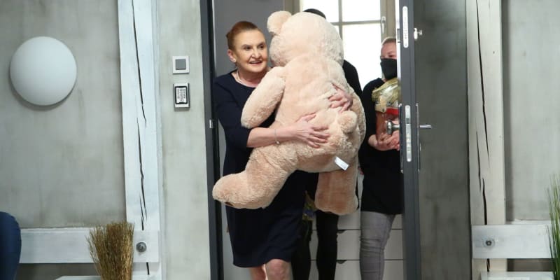Eva Josefíková na odchodnou dostala dárky, květiny a objetí od kolegů a štábu