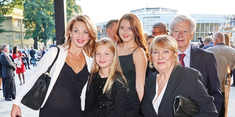 Sabina Laurinová s dcerami a se svými rodiči.