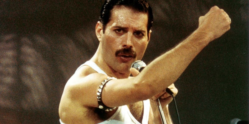 Freddie Mercury při koncertu Live Aid v roce 1985