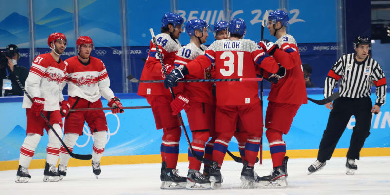 Čeští hokejisté slaví gól proti Dánsku.