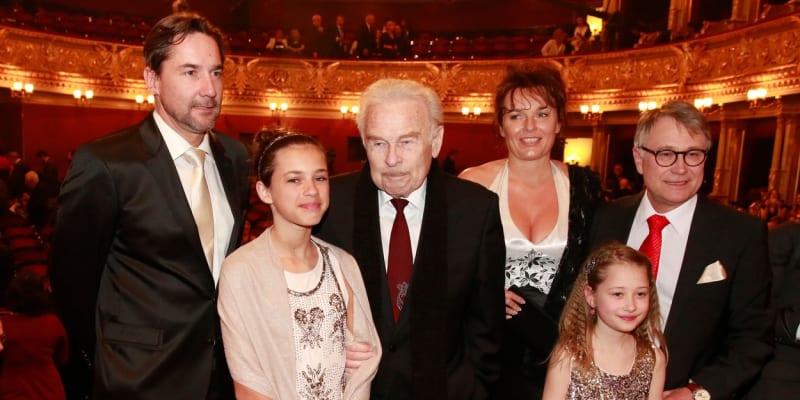 Luděk Munzar, Martin Trnavský, Bára Munzarová a její dcera Anna Dvořáková. Vpravo herec Antonín Procházka s dcerou.