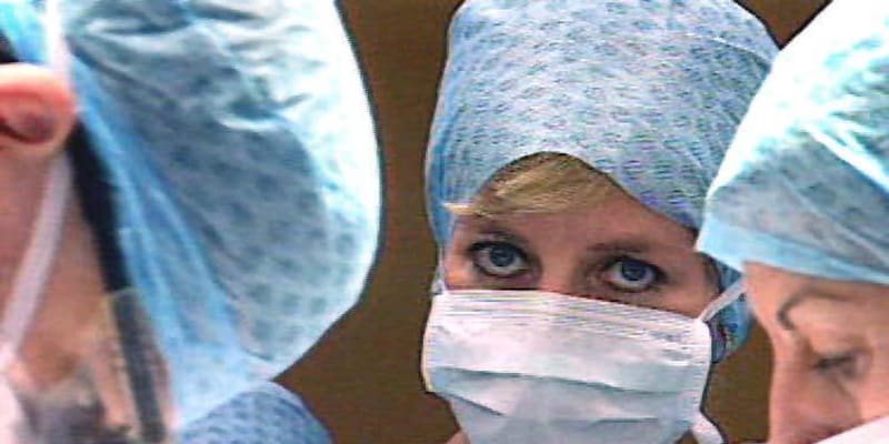 Diana se zúčastnila operace srdce, kterou prováděl její milý. Byla za to veřejně hodně kritizována