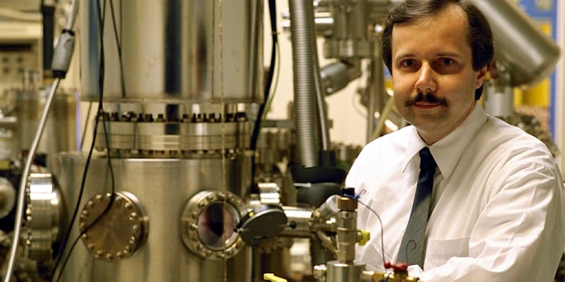 Nanovědec Roland Wiesendanger pózuje ve své laboratoři Hamburské univerzity. 