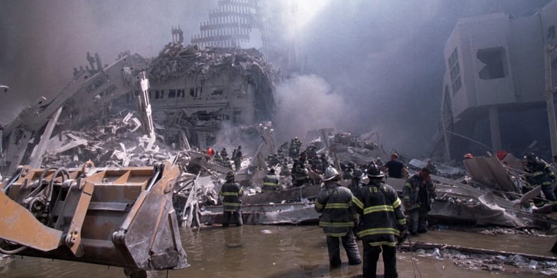 Celkem v sutinách obou věží WTC zahyne 353 hasičů