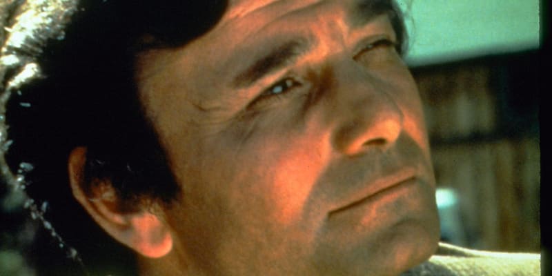 První epizodu seriálu Columbo režíroval tehdy neznámý Steven Spielberg.