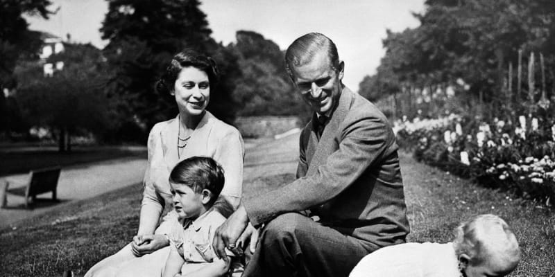 Než byla korunována královnou, narodily se jí dvě děti - princ Charles a princezna Anna