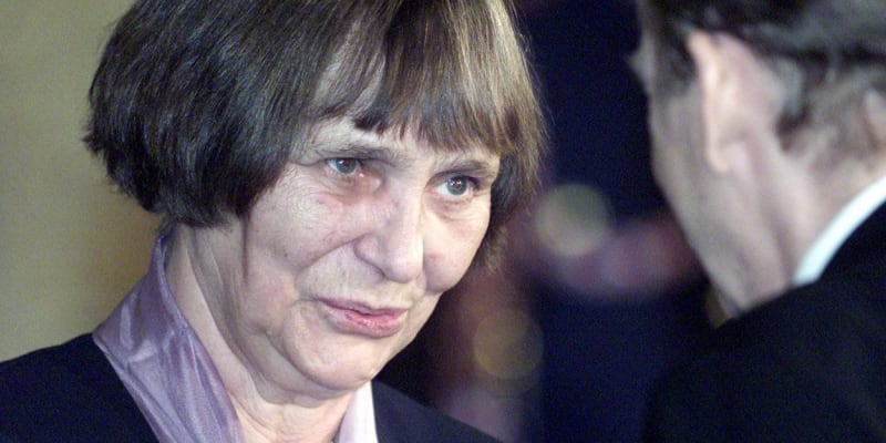Dana Němcová v roce 2002 převzala za svého muže od Václava Havla Medaili Za zásluhy