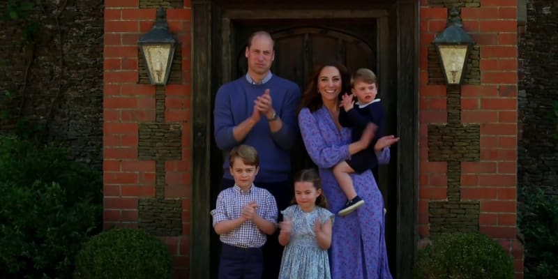 Kate Middleton, princ William a jejich tři děti se v době pandemie zdraví s pracovníky v první linii
