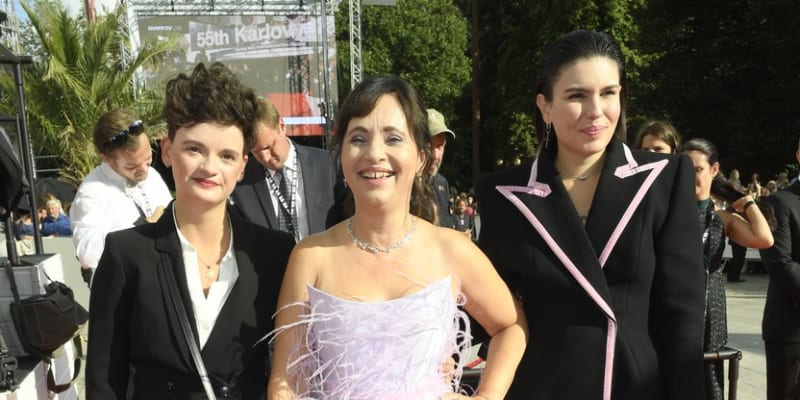Alena Mihulová s dcerou a její přítelkyní. Herečka zvolila mladistvé pastelové šaty