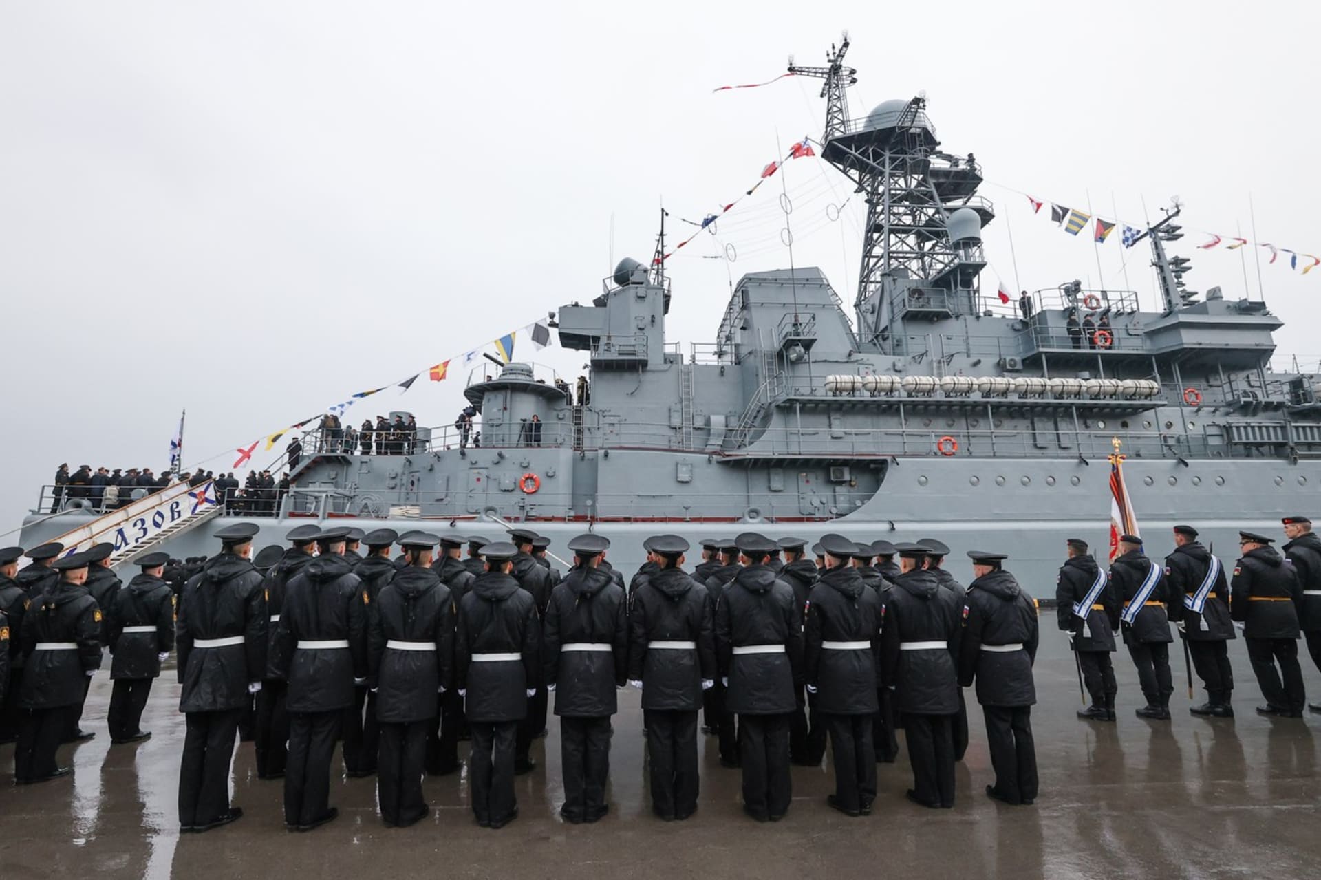 Ruská vojenská loď Azov v sevastopolském přístavu na anektovaném Krymu