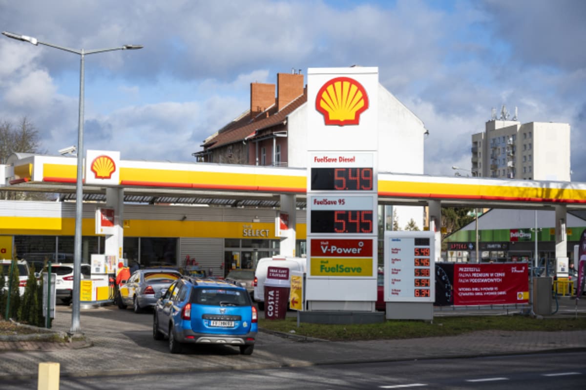 Na litru benzinu od polské čerpací stanice mohou Češi ušetřit až 10 korun.