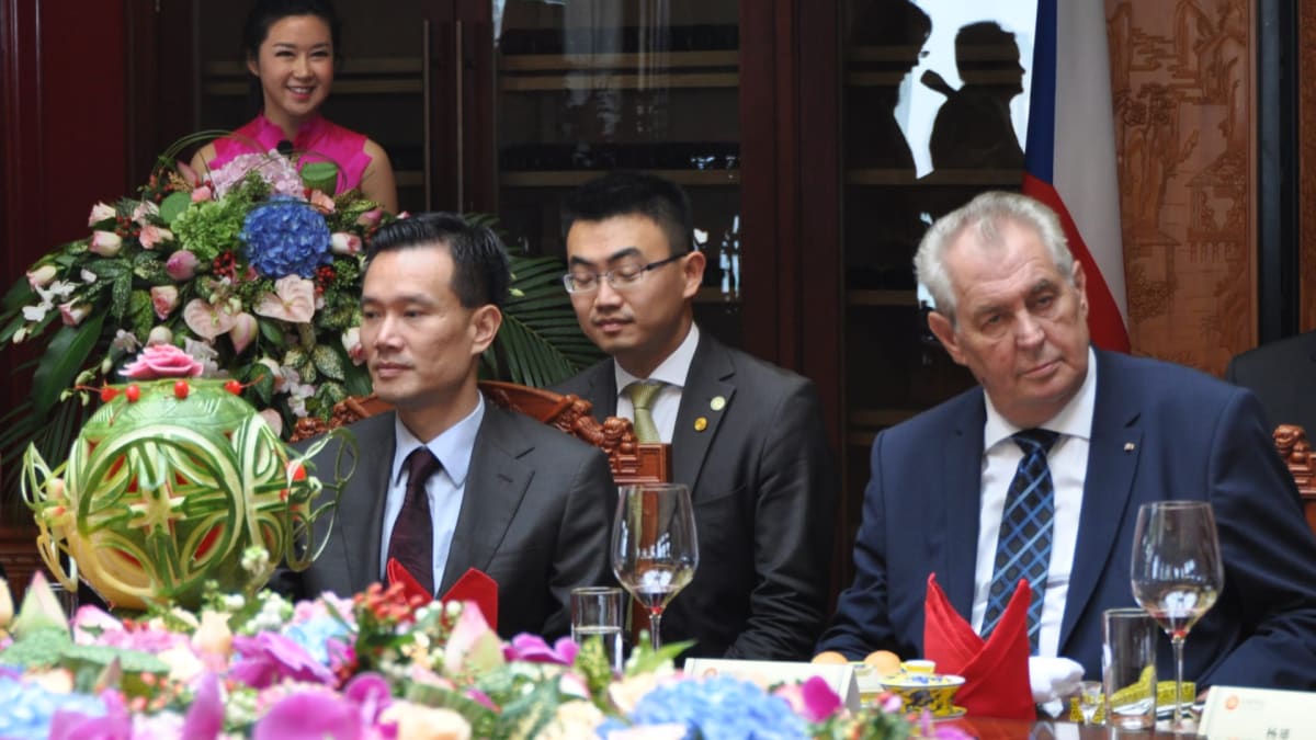 Prezident Miloš Zeman ve společnosti svého bývalého poradce Jie Ťien-minga (vlevo)