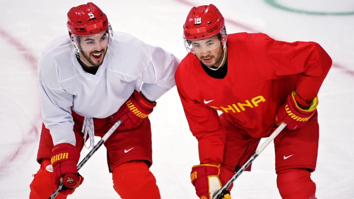 Původem kanadští hokejisté Ryan Sproul (vlevo) a Brandon Yip reprezentují na ZOH 2022 v Pekingu domácí Čínu.