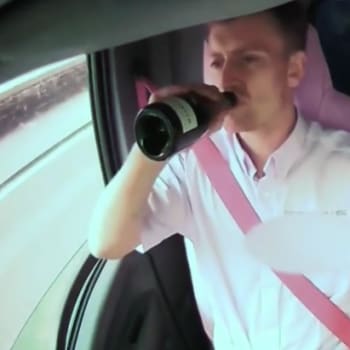 Řidič kamionu se sám natočil, jak za volantem pije šampaňské, balí si cigaretu a píše si SMS zprávy. 