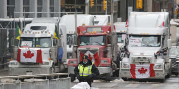 Kamiony odmítačů očkování blokují obchodní trasy. Škodí lidem, obvinil je Trudeau