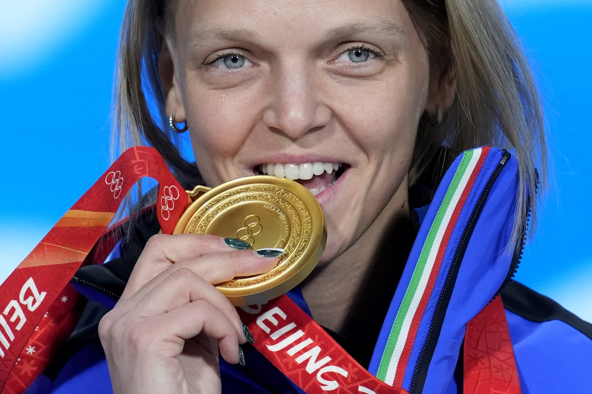 Italská rychlobruslařka Arianna Fontanaová pózuje se zlatou medailí, kterou získala za vítězství v závodě na 500 metrů v short tracku na zimních olympijských hrách 2022.