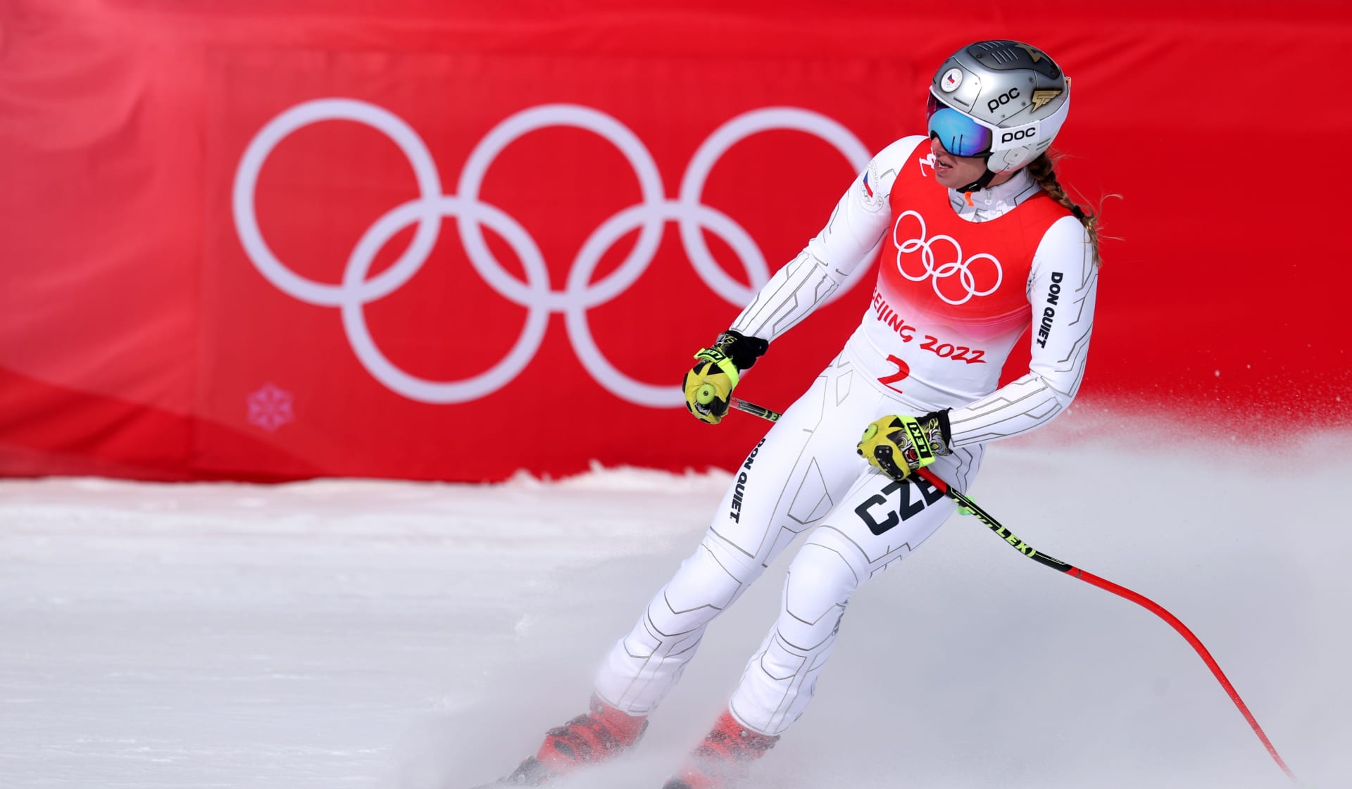Ester Ledecká v cíli super-G na olympiádě v Pekingu.