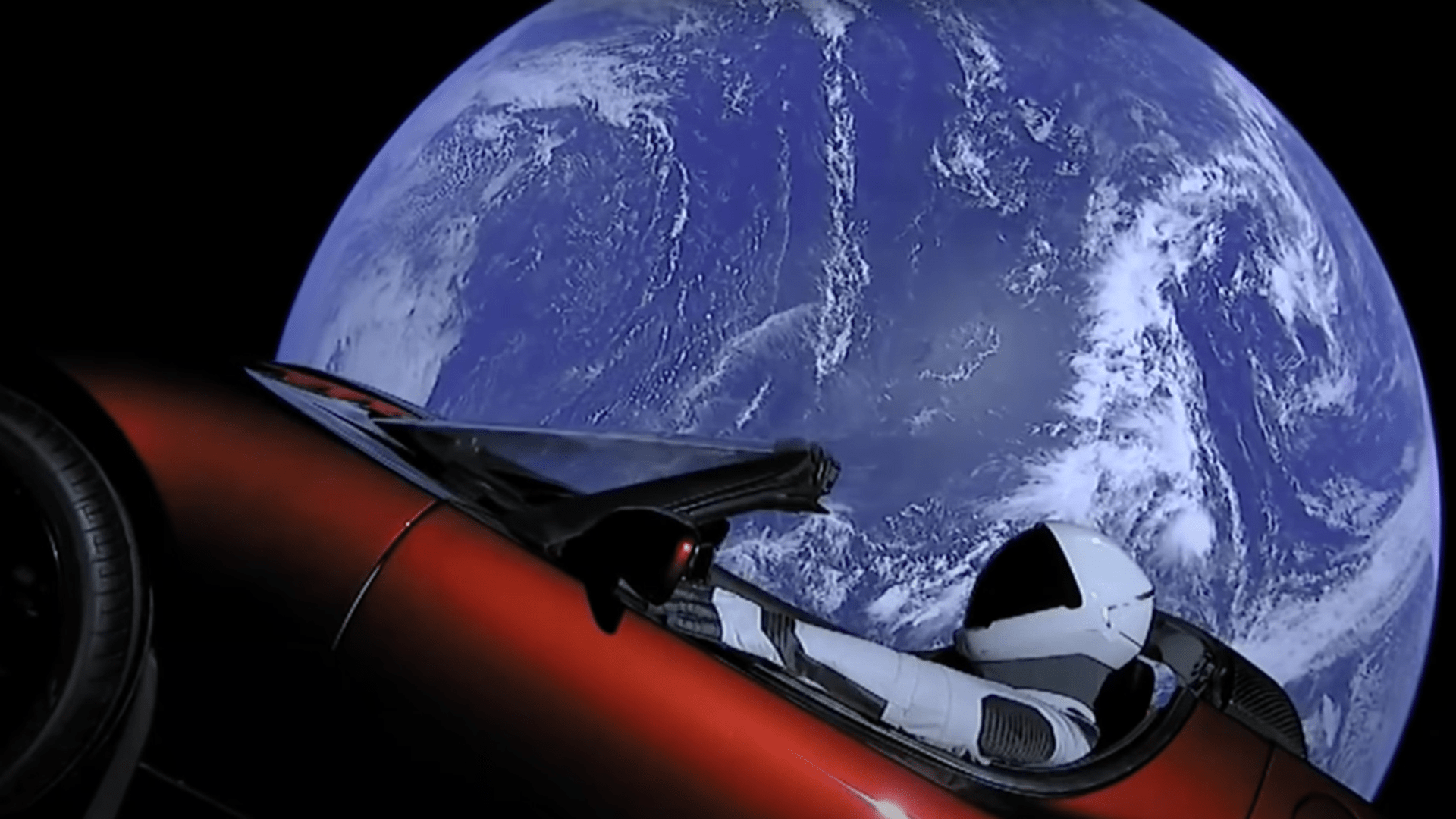 Červený Tesla Roadster s figurínou astronauta nerušeně obíhá kolem Slunce už čtyři roky.