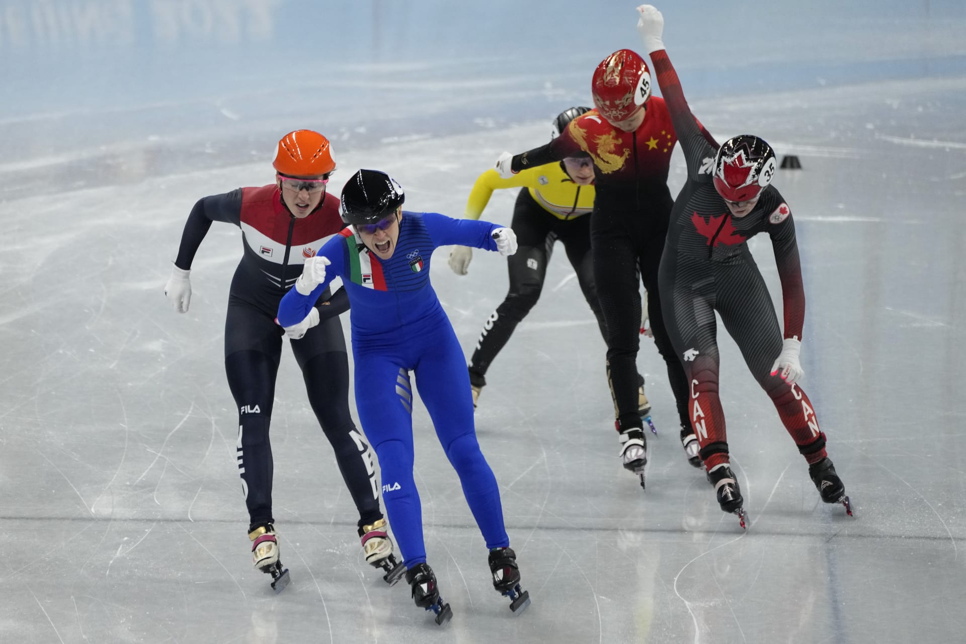 Italská rychlobruslařka Arianna Fontanaová (v modrém) se raduje za cílovou čárou z vítězství v závodě na 500 metrů v short tracku na zimních olympijských hrách 2022. 
