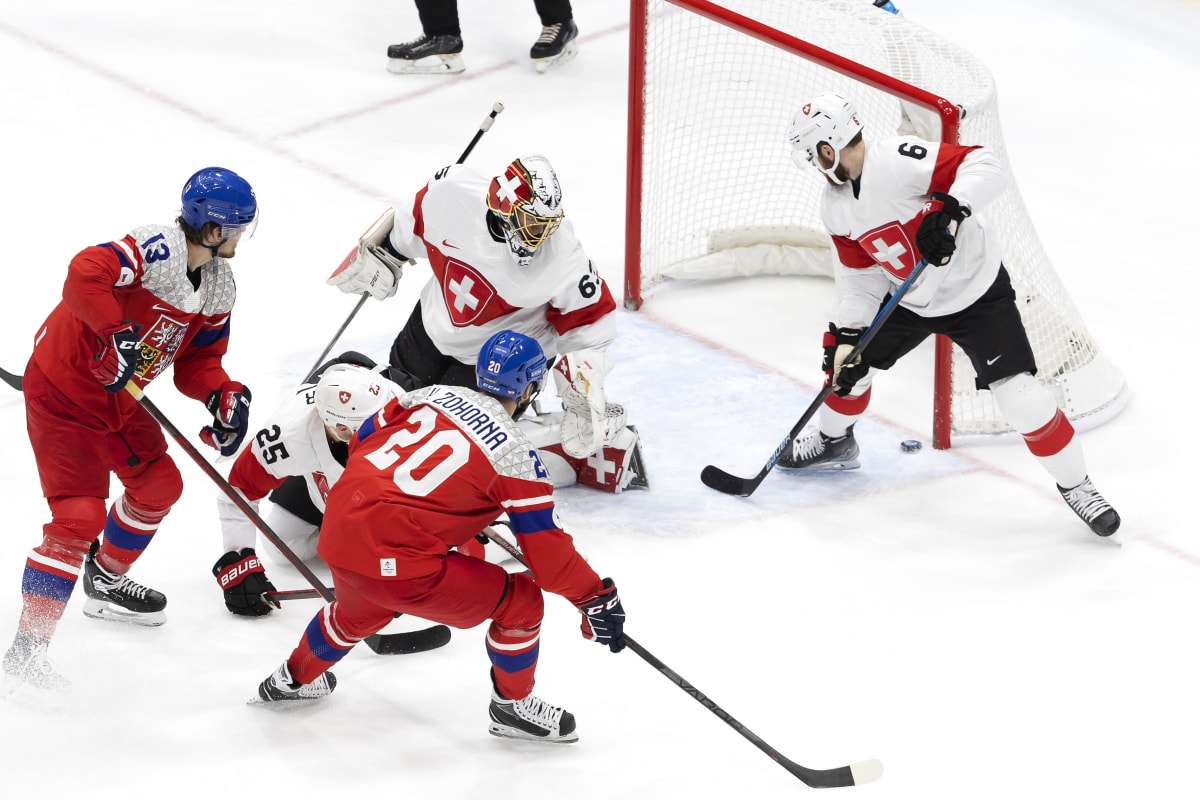 Čeští hokejisté se v úterý znovu utkají se Švýcary. 