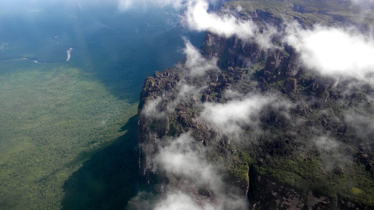 Národní park Canaima je od roku 1994 zapsán na seznamu světového dědictví UNESCO a více než polovinu jeho území tvoří stolové hory tepuy. 