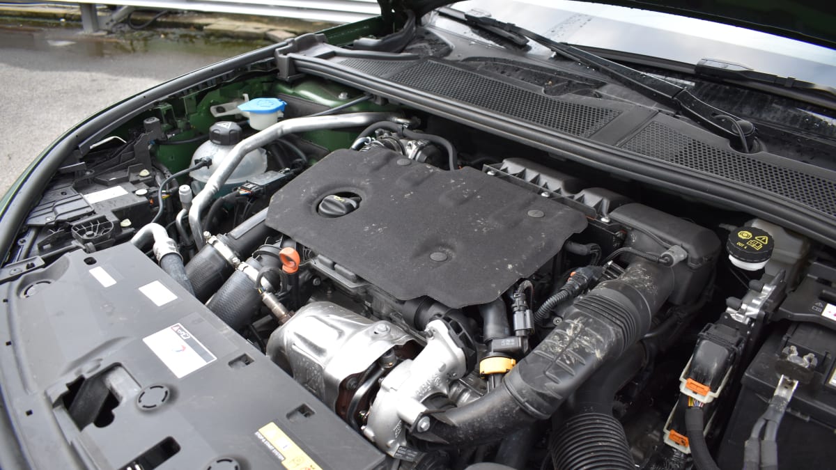Osvědčený naftový motor 1.5 BlueHDi je příkladně kultivovaný a jezdí za málo. Dynamiku poskytuje přiměřenou.