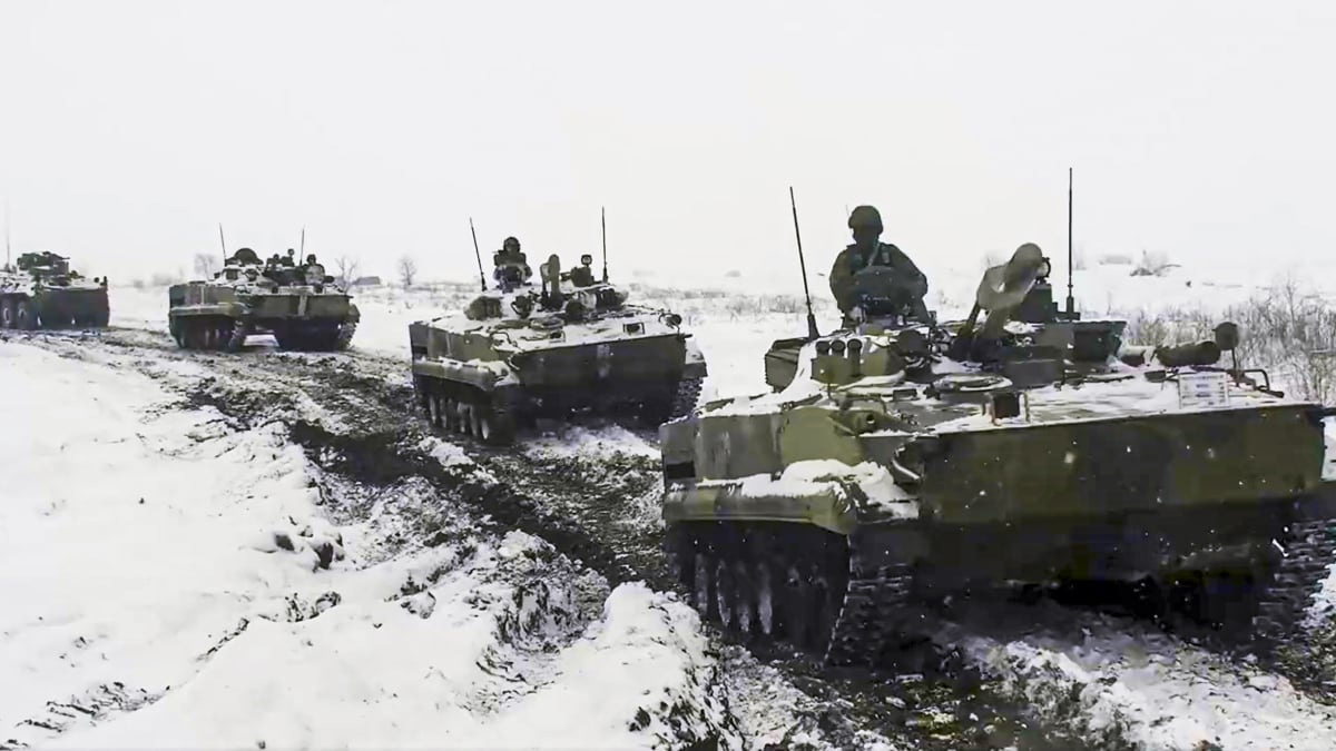 Ruská bojová vozidla na vojenském cvičení u Rostova, zhruba dvě hodiny jízdy od hranic s Ukrajinou,  koncem ledna.