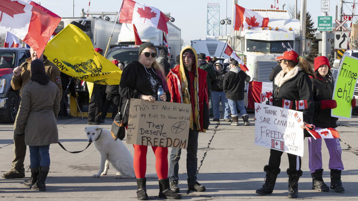 Demonstrace proti covidovým omezením zablokovala důležitý most mezi kanadským Windsorem a americkým Detroitem.