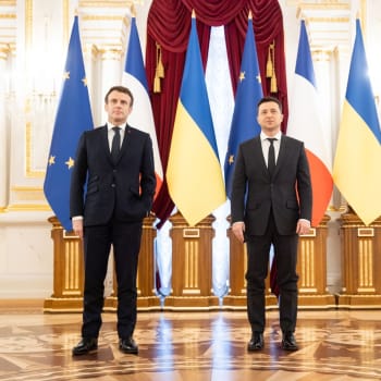 Francouzský prezident Emmanuel Macron a ukrajinský protějšek Volodymyr Zelenskyj