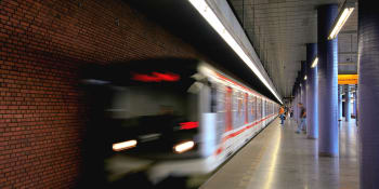 Zděšení v pražském metru. Cestující našli uprostřed nástupiště mrtvého muže