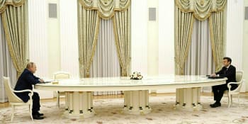 Kauza „dlouhý stůl“ objasněna. Macron odmítl v Kremlu test na covid, aby neměli jeho DNA