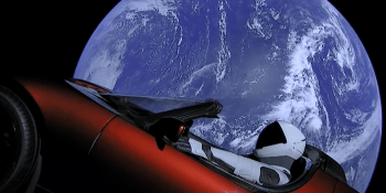 Už čtyři roky bloudí vesmírem cabrio Elona Muska. Tipněte si, kolik má najeto