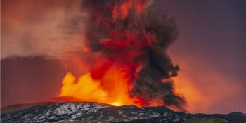 Úchvatné obrázky „hořící“ hory. Etna se probudila a do okolí chrlí lávu a popel