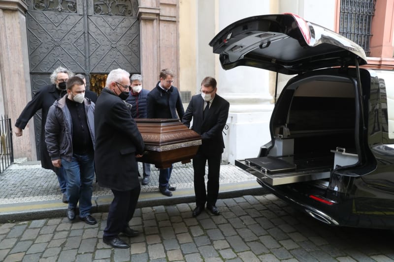 Rakev s ostatky fotografa naložili do přistaveného pohřebního vozu. 