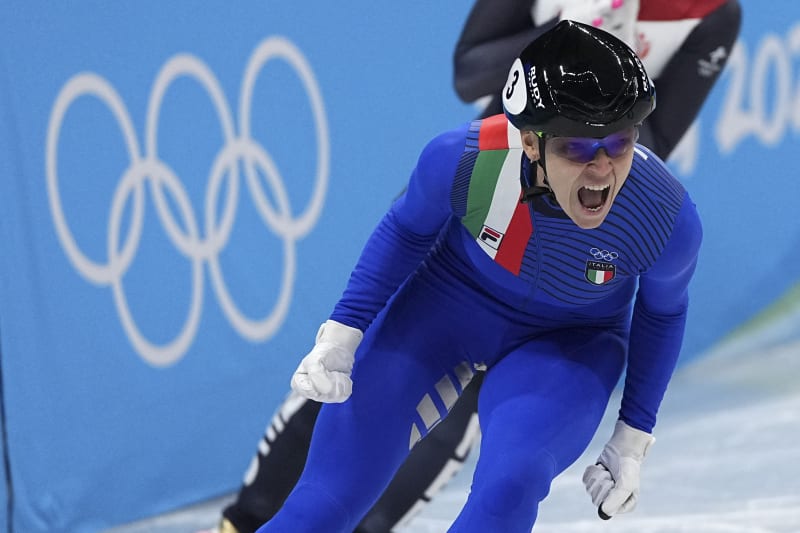 Italská rychlobruslařka Arianna Fontanaová křičí radostí po vítězném finále na 500 metrů v short tracku na zimních olympijských hrách 2022. 
