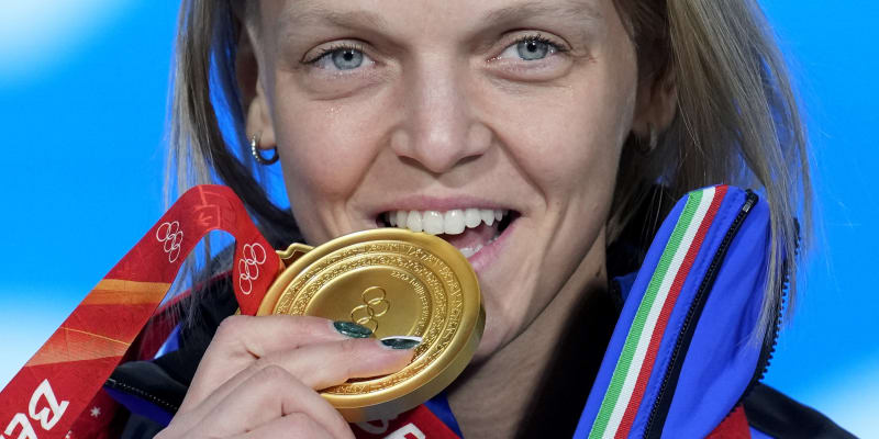 Italská rychlobruslařka Arianna Fontanaová pózuje se zlatou medailí, kterou získala za vítězství v závodě na 500 metrů v short tracku na zimních olympijských hrách 2022.