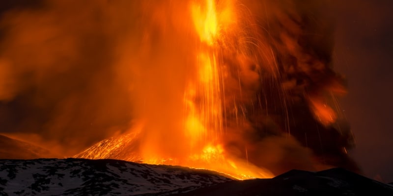 Sicilská sopka Etna chrlí do okolí lávu a popel.