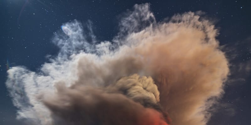 Sicilská sopka Etna chrlí do okolí lávu a popel.