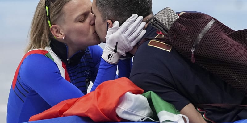 Italská rychlobruslařka Arianna Fontanaová líbá svého trenéra a manžela Anthonyho Lobella po vítězném závodě na 500 metrů v short tracku na zimních olympijských hrách 2022.