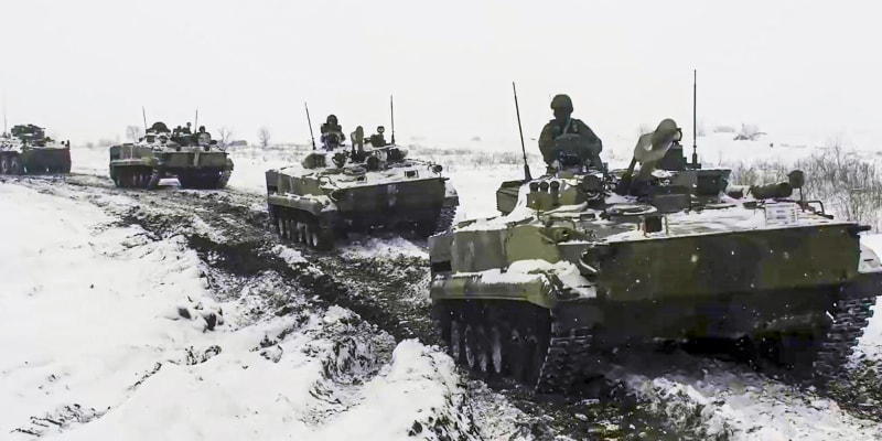 Ruská bojová vozidla na vojenském cvičení u Rostova, zhruba dvě hodiny jízdy od hranic s Ukrajinou,  koncem ledna.