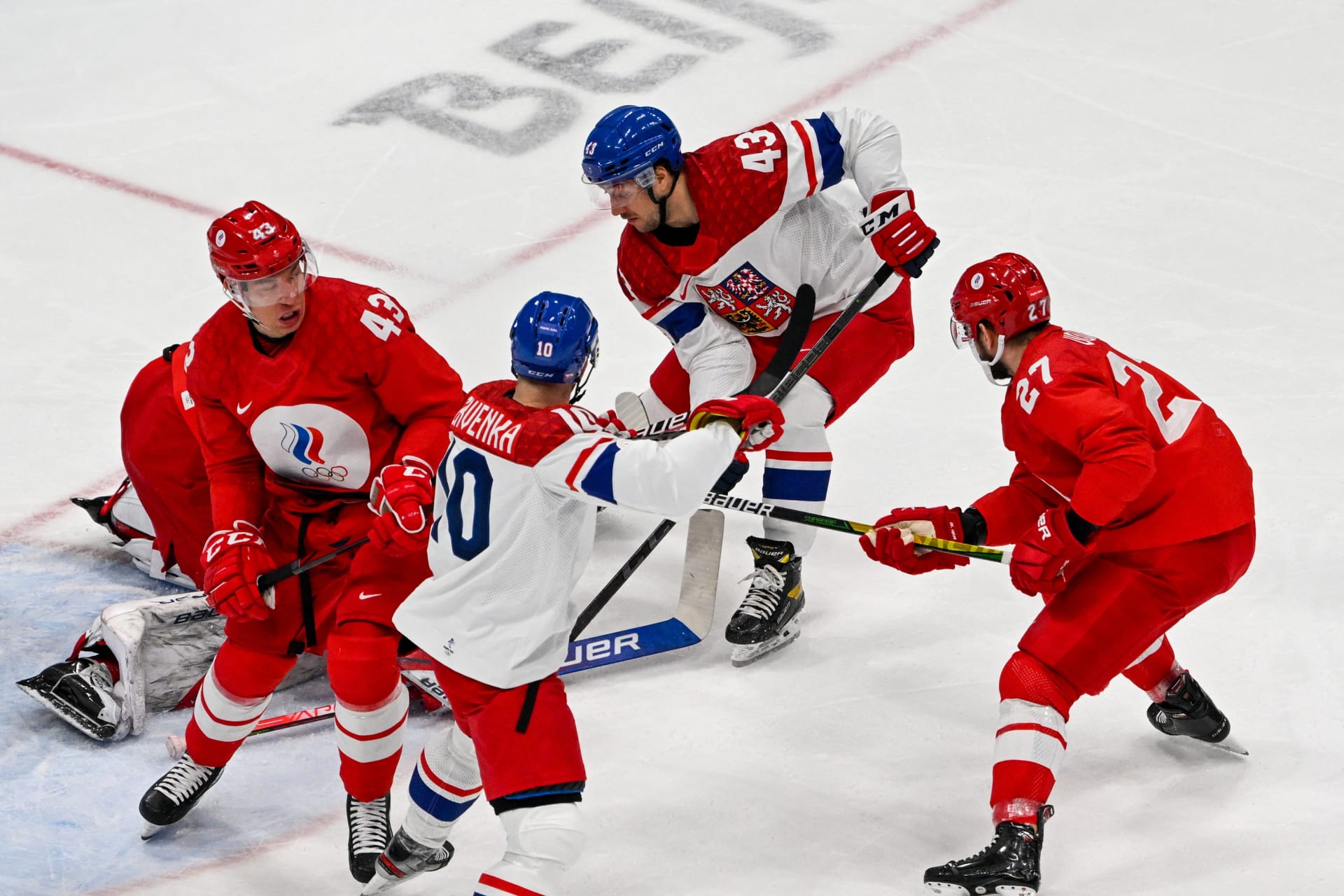 Zápas českých hokejistů s Rusy přinesl velkou bitvu.