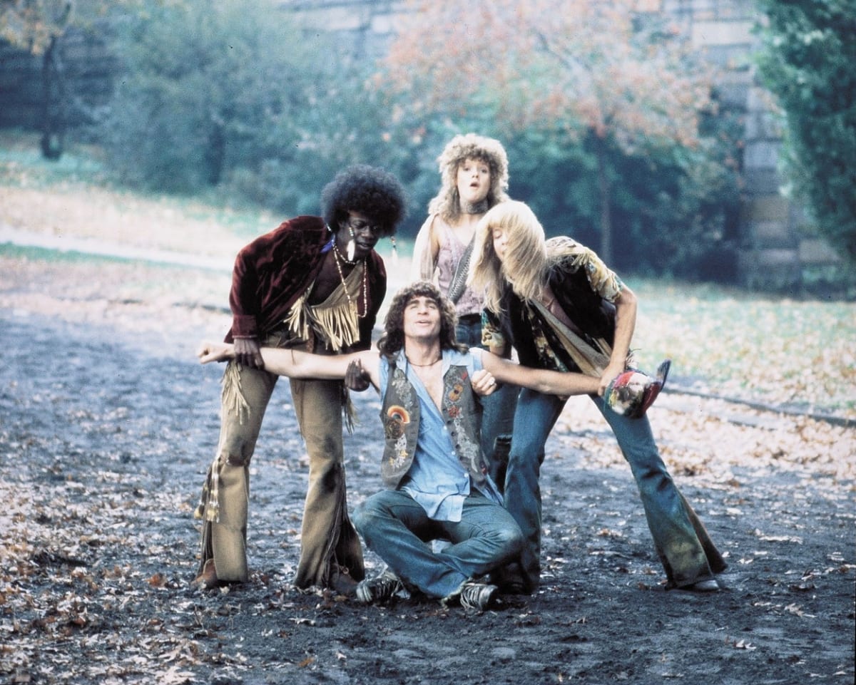 Filmová verze muzikálu Vlasy vznikla v roce 1979. Uprostřed je Treat Williams, za ním stojí Annie Goldenová.