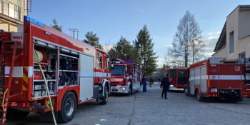 Únik chemikálie v pražských Běchovicích. Sedm lidí odvezli záchranáři do nemocnice