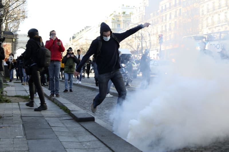 Policisté na pařížské třídě Champs-Élysées zasáhli slzným plynem.