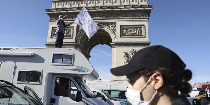 Část protestujících se navzdory hlídkám na okraji města dostala do centra Paříže k Vítěznému oblouku.